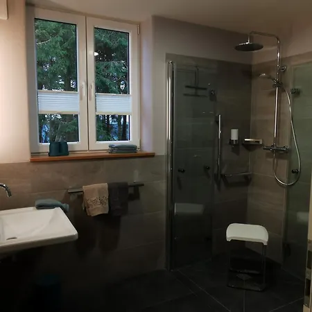 Auwer Hills - Om Stall *